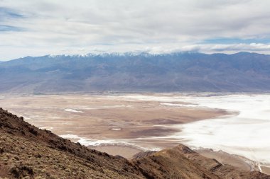 Ölüm Vadisi Milli Parkı'nda Dante's View noktasından Badwater Havzası görünümü. California, Amerika Birleşik Devletleri