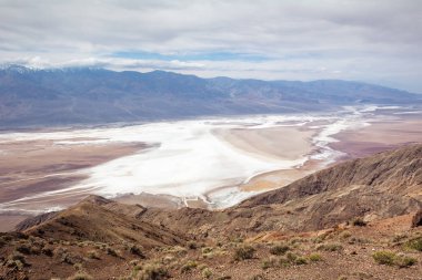 Ölüm Vadisi Milli Parkı'nda Dante's View noktasından Badwater Havzası görünümü. California, Amerika Birleşik Devletleri