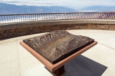 Death Valley, California, ABD - 4 Nisan 2019: Dante'nin Bakış noktasındaBadwater Havzası ve dağların modeli. California, Amerika Birleşik Devletleri