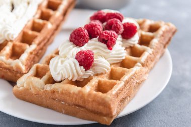Ahududu ve krema ile ev yapımı waffle