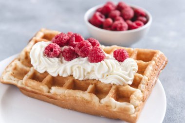 Ahududu ve krema ile ev yapımı waffle