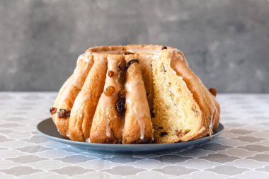 Krema ve kuru üzüm ile geleneksel maya halka kek.