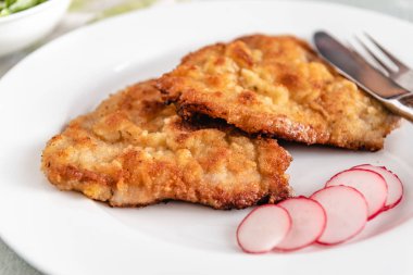Turp ile servis ekmek kırıntıları kızarmış domuz pirzolası.