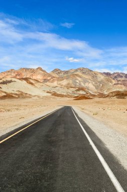 Death Valley National Park, sanatçının Drive Road, California USA aracılığıyla önde gelen çöl yolu.