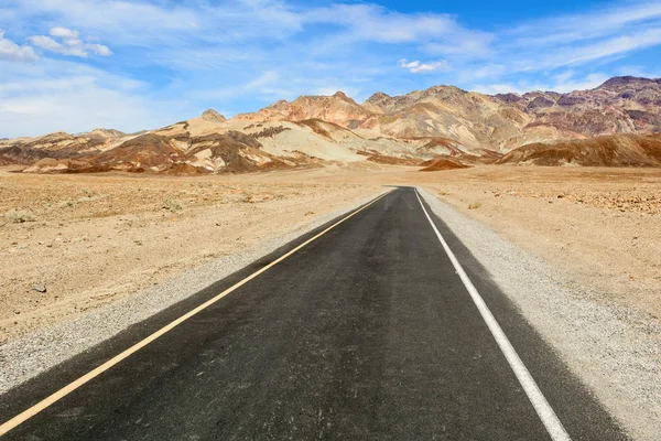 Pouštní silnice vedoucí přes národní park Death Valley, cesta na umělcovu pohon, Kalifornie USA. — Stock fotografie