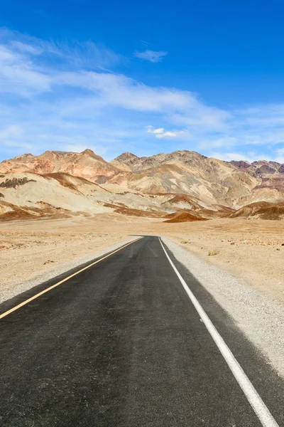 Pouštní silnice vedoucí přes národní park Death Valley, cesta na umělcovu pohon, Kalifornie USA. — Stock fotografie