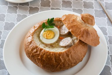 Ekşi çorba (Zurek) sosis ve yumurta ile çavdar unu ekmek kase servis yapılmıştır. Geleneksel Lehçe ekşi çavdar çorbası, popüler Paskalya yemeği.