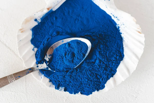 Mavi spirulina yosun tozu, sağlıklı beslenme takviyesi.