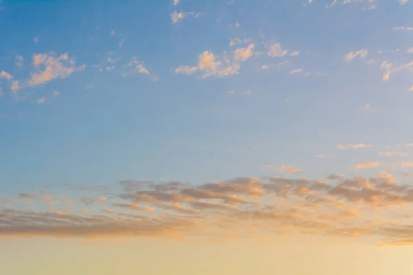 Pastel color evening sky and amazing clouds. — Stock Photo, Image