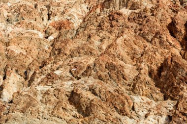 Ölüm Vadisi Milli Parkı 'nda Badwater havzasında kayalar deniz seviyesi işareti, Kaliforniya, ABD