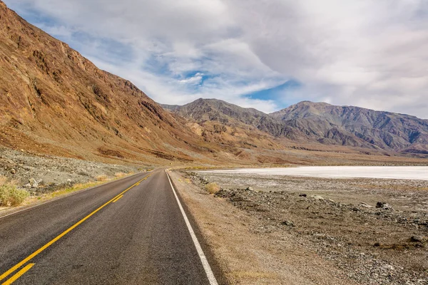 데스 밸리 국립 공원을 통해 이어지는 사막 도로, 캘리포니아 미국. — 스톡 사진