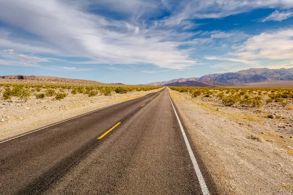 Kaliforniya, ABD 'de bir çöl ve dağlar yoluyla yol — Stok fotoğraf