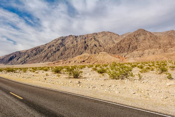 Camino a través de un desierto y montañas en California, EE.UU. —  Fotos de Stock
