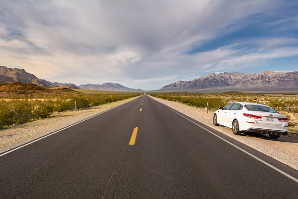 California, Verenigde Staten-4 april 2019: witte Kia Optima geparkeerd op de weg in Californië — Stockfoto