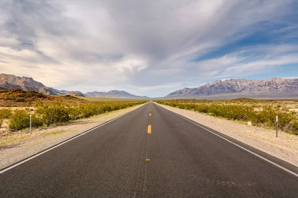 Estrada através de um deserto e montanhas na Califórnia, EUA — Fotografia de Stock