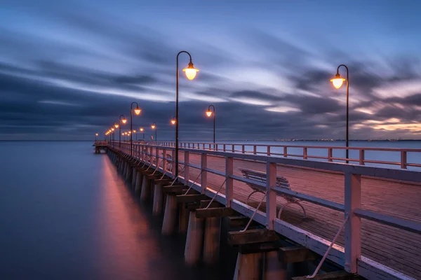 Gdynia Orlowo ışıklı ahşap iskele. Baltık Denizi'nde sabahın erken saatlerinde. Polonya, Avrupa. — Stok fotoğraf