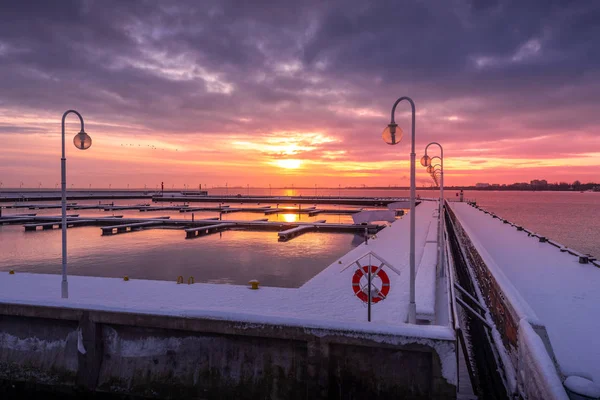 Замороженный пирс с морским пехотинцем в Сопоте, зимний морской пейзаж. Балтийское море. Польша . — стоковое фото