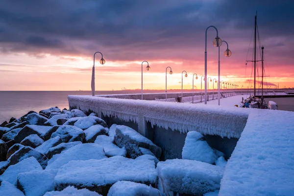 Замороженный пирс в Сопоте, зимний морской пейзаж. Балтийское море. Польша . — стоковое фото