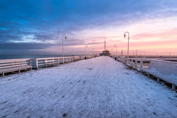 Sopot'ta karla kaplı iskele. Kış manzarası. Polonya. — Stok fotoğraf