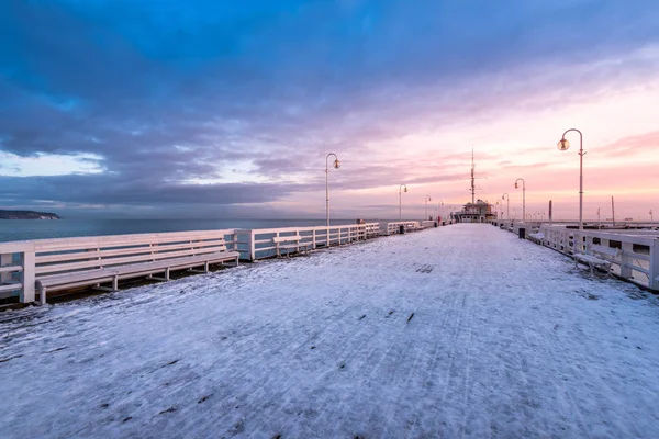 Sopot'ta karla kaplı iskele. Kış manzarası. Polonya. — Stok fotoğraf