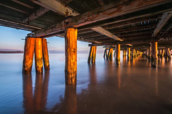 Holzsteg in Sopot von unten gesehen an einem Sommermorgen. Polen — Stockfoto