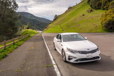 Kaliforniya, ABD-4 Nisan 2019: beyaz Kia Optima California yol kenarında park.