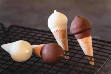 Çikolatalı dondurma, koyu arka planda koni ile vanilyalı dondurma