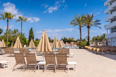 Mallorca, İspanya - 6 Mayıs 2019: Aluasoul Mallorca Resort'un havuz alanı. Otel, Alcudia şehrinde 4 yıldızlı bir tesistir..