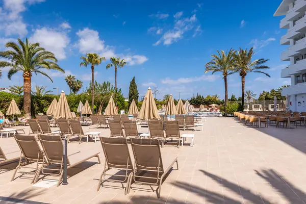 Μαγιόρκα, Ισπανία-6 Μαΐου, 2019: Περιοχή πισίνας του θέρετρου Aluasoul Mallorca. Το ξενοδοχείο είναι ένα θέρετρο 4 αστέρων στην Αλκούδια. — Φωτογραφία Αρχείου