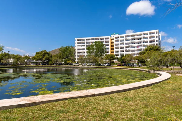 Mallorca, Spanyolország-május 6, 2019: A fehér szálloda épülete a tóra néz Alcudia városában, Mallorca, Spanyolország. — Stock Fotó