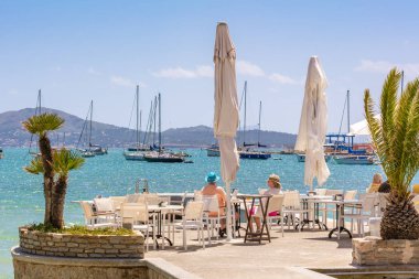 Mallorca, İspanya - 6 Mayıs 2019: Mallorca'nın Port de Pollenca (Puerto Pollensa) bölgesinde sahil restoranı. İspanya