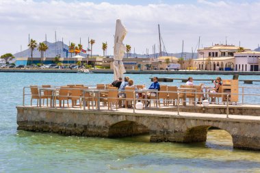 Mallorca, İspanya - 6 Mayıs 2019: Mallorca'nın Port de Pollenca (Puerto Pollensa) bölgesinde sahil restoranı. İspanya
