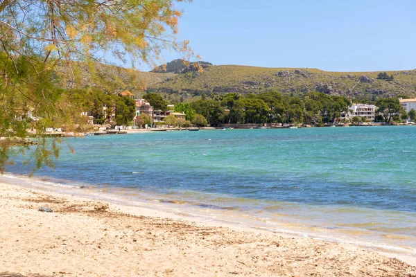 Port de Pollenca (Puerto Pollensa), Mallorca kuzey-batısında popüler bir aile tesisi Kumlu plaj. İspanya
