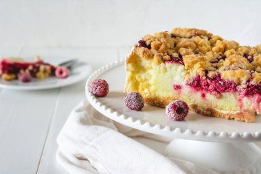 Beyaz arka plan üzerinde crumble ile Shortcrust ahududu pasta.