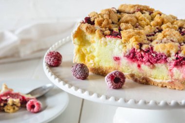 Beyaz arka plan üzerinde crumble ile Shortcrust ahududu pasta.