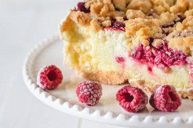 Beyaz arka plan üzerinde crumble ile Shortcrust ahududu pasta.