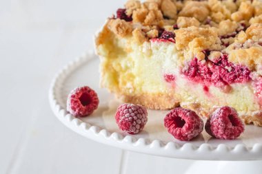 Beyaz arka plan üzerinde crumble ile Shortcrust ahududu pasta.