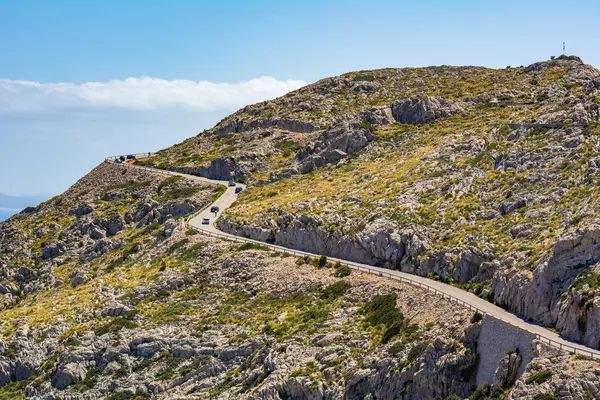 Malerische Straße, um den Leuchtturm am Cap de Formentor an der Küste von Nord-Mallorca, Balearen, Spanien zu erreichen. — Stockfoto