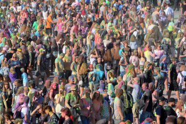 Gdansk, Polonya - 22 Haziran 2019: Rengarenk tozlar atan, Renkler Festivali'ne katılan insanlar.
