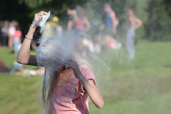 Gdaňsk, Polsko-22. června 2019: mladá dívka házel barevný prášek a podílí se na festivalu barev. — Stock fotografie