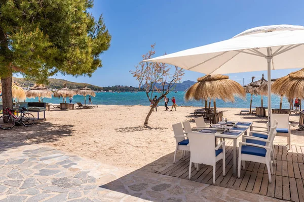 Mallorca, Španělsko – 6. května 2019: restaurace na přímořské promenádě v Port de Pollenca (Puerto Pollensa), populární rodinné letovisko na severozápadě Mallorky. Španělsko — Stock fotografie