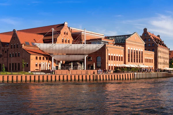 Gdansk, Polen-22 juni 2019: bouw van de Poolse Baltic Frederic Chopin Philharmonic in Gdansk. De grootste muziek instelling in het noorden van Polen. Europa. — Stockfoto