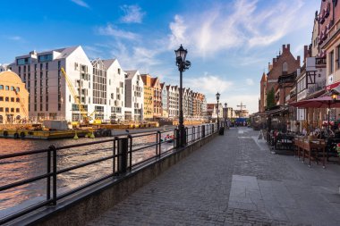 Gdansk, Polonya - 22 Haziran 2019: Tarihi Gdansk'taki Dlugie Pobrzeze Caddesi - ünlü Vinç ve Motlawa Nehri manzaralı polonya'nın en popüler turistik yeri. Avrupa.