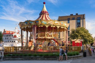 Gdansk, Polonya - 22 Haziran 2019: Gdansk'taki çocuklar için atlıkarınca