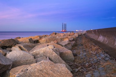 Gdansk Westerplatte plaj yakınında Kuzey Limanı'na bakan kayalık bir dalgakıran, Polonya