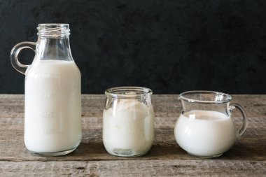 Süt ürünleri. Tahta masada taze süt ve sağlıklı yoğurt.