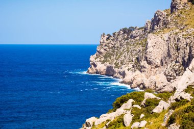 Cap Formentor'da Cala Figuera, turkuaz su, plaj ve dağlar, Mallorca adası, İspanya ile güzel deniz koyu