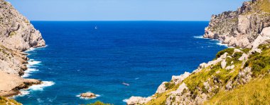 Cap Formentor'da Cala Figuera, turkuaz su, plaj ve dağlar, Mallorca adası, İspanya ile güzel deniz koyu