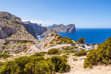 Mallorca, İspanya - 6 Mayıs 2019: Mayorka adasında Cap de Formentor, dağlara ve Akdeniz'e bir bakış açısı