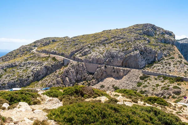 Malerische Straße am Cap de Formentor an der Küste im Norden Mallorcas, Balearen, Spanien. — Stockfoto